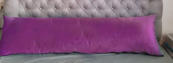 כרית קטיפה ארוכה בצבע סגול מבית קמפ דויד ישראל