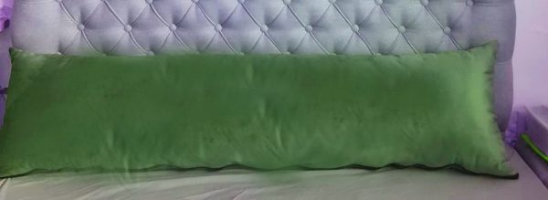 כרית קטיפה ארוכה בצבע ירוק זוהר מבית קמפ דויד ישראל
